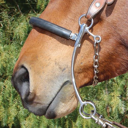 De inwerking is wel sneller dan bij een hackamore met lange scharen. Afbeelding: 60 Afbeelding: 61 2.3.8.9 Micklem. De Micklem Multi Bridle is ontworpen door dr.