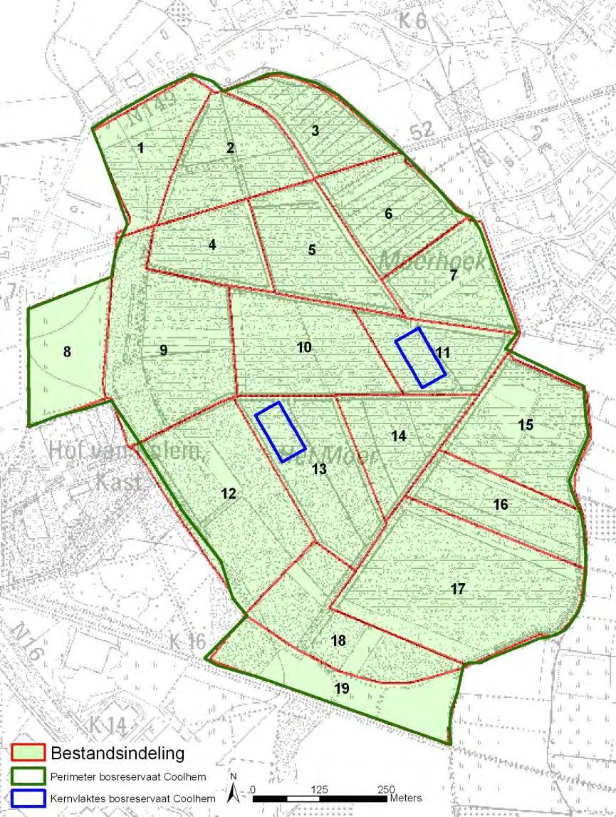 Fig. 3.1 - Situering van het bosreservaat Coolhembos, met de kernvlaktes (blauw). De centrale strook van elke kernvlakte (10 x 100 m) vormt het mycologisch transect. Fig. 3.1 - Location of the forest reserve Coolhembos, with the core areas (blue).