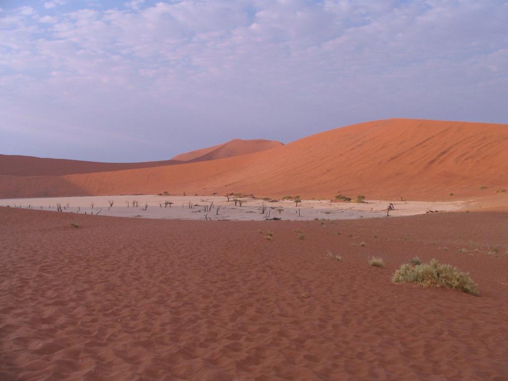 1 km te voet die woestyn in aangedurf om Dooievlei te bereik en die sonsopkoms af te wag n