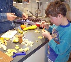 Verwijder de schil van de banaan en snij ze in schijfjes Verwijder de schil van de mandarijn. Verdeel in partjes.