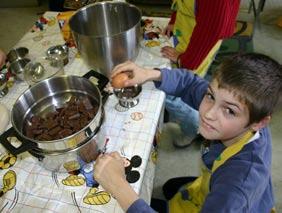 mixer maatbeker kommetjes houten lepel pannenlikker keukenrobot