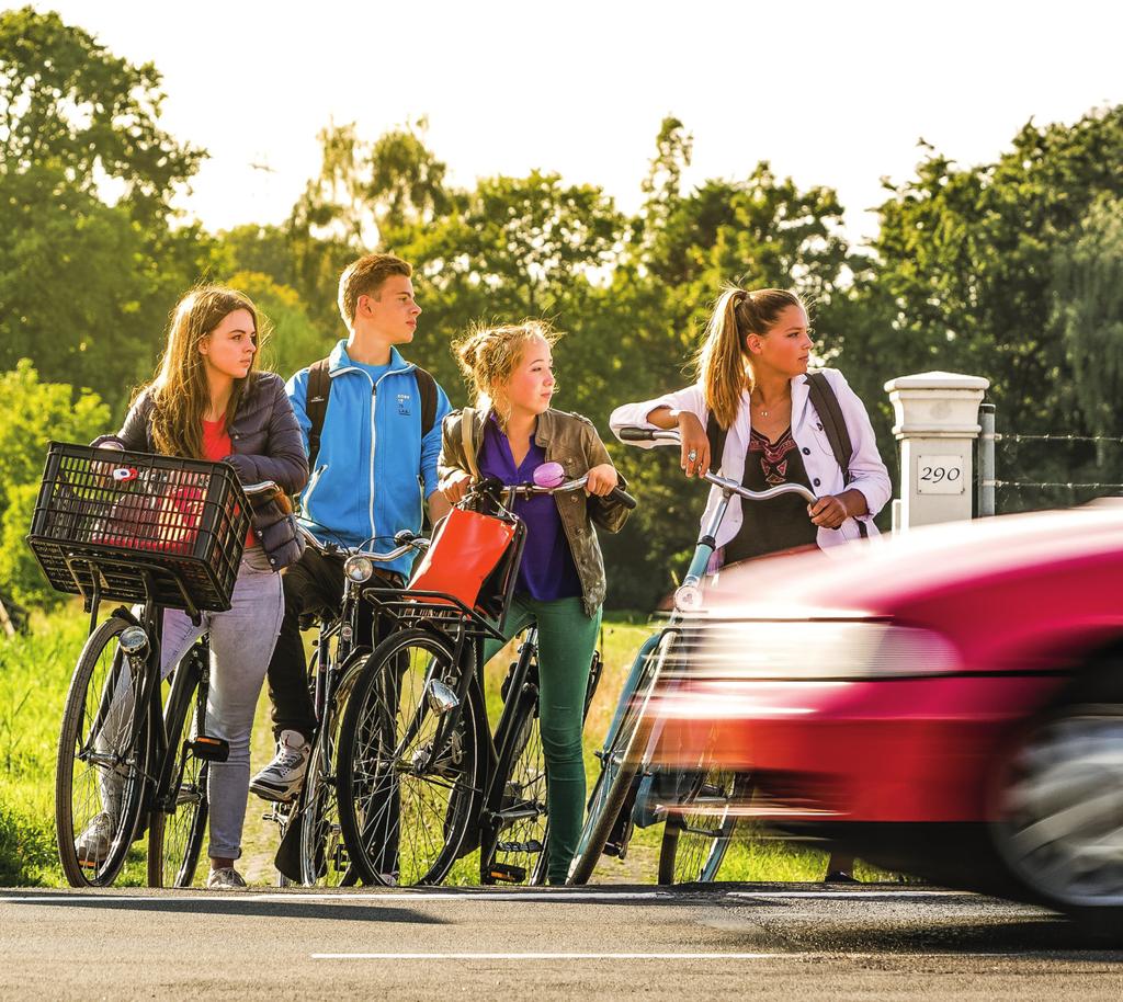 anwb.nl/verkeersveiligheid Vraag het de ANWB Expert Ik ga op reis en neem mee Mag ik elke lamp als fietsverlichting gebruiken? Aan welke eisen moet een motorhelm voldoen?