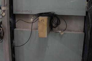 In de testopstelling wordt naast de houten balk een isolatieplaat uit XPS met een