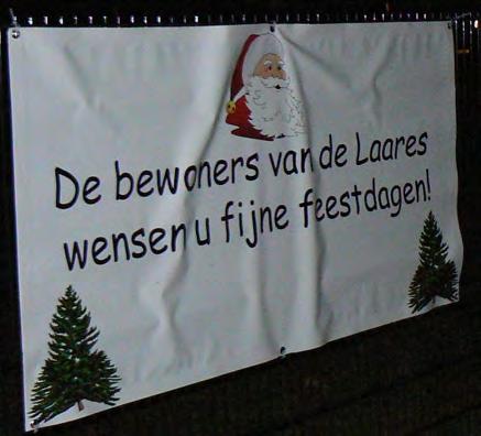 waarop iedereen prettige feestdagen toegewenst kreeg van de bewoners van de Laares. De kerstboom en het spandoek zijn betaald uit de wijkbudgetten.