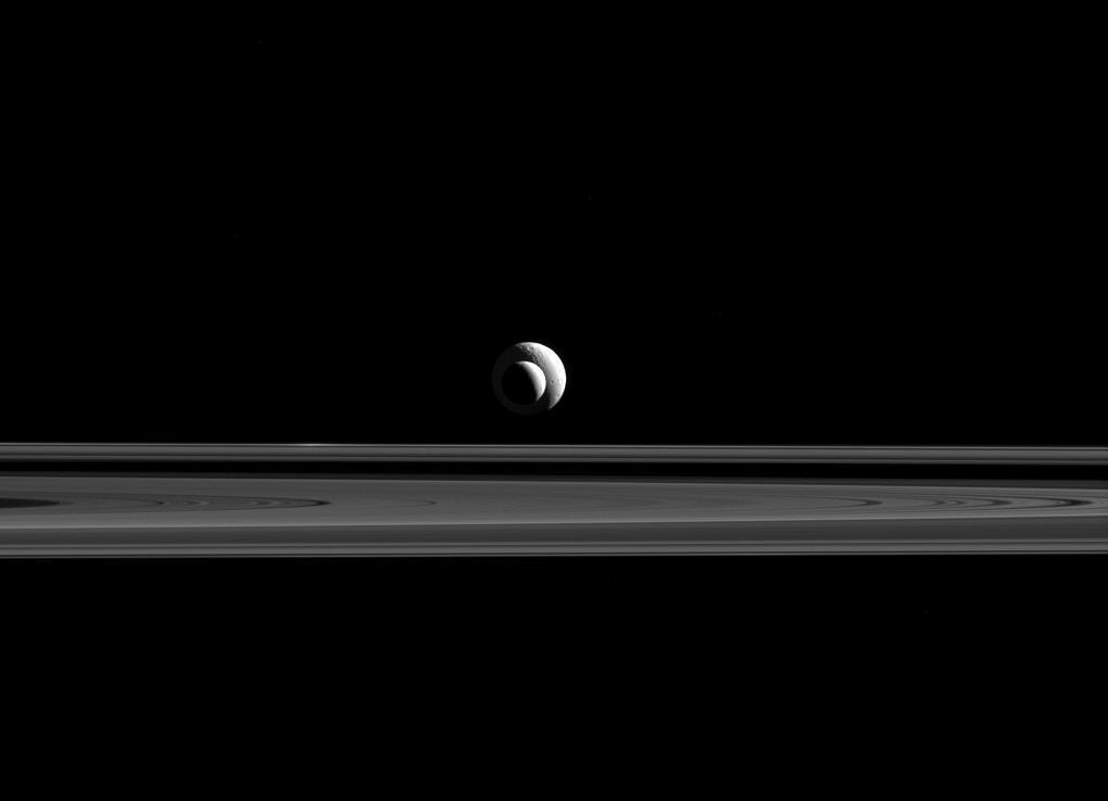 Weer zo'n schitterend plaatje. Je zou maar op Saturnus kunnen wonen. Wat zou het een genieten zijn van de dans van de 63 manen en de ringen. Wat te denken bij het zien van onderstaand plaatje.