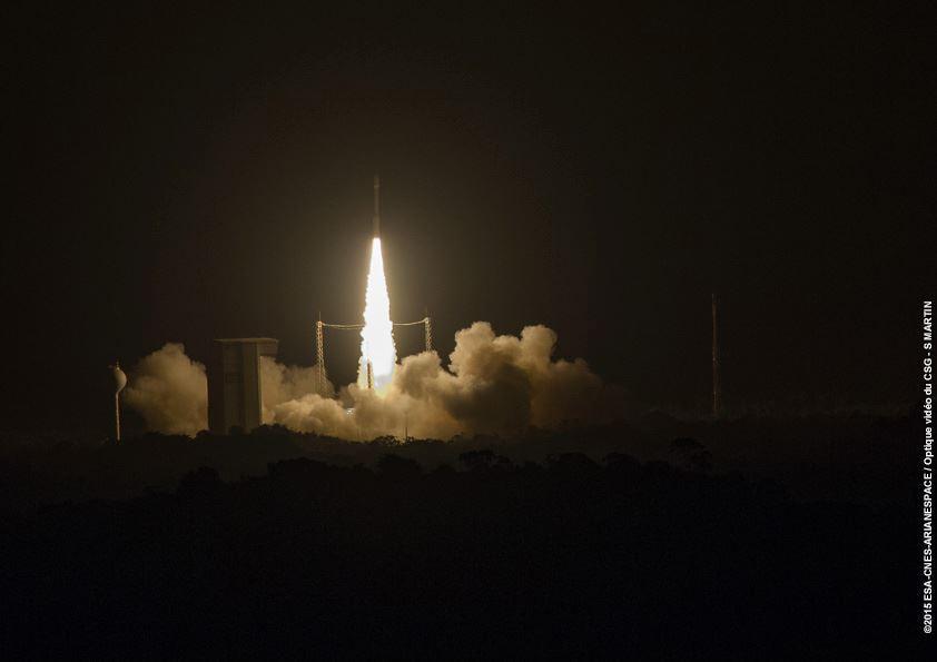 VEGA LANCEERDE EXPERIMENTELE LISA PATHFINDER Een op vast brandstof werkende motor van de Vega raket verliet op donderdag 3 december de lanceerbasis Kourou gelegen in Frans- Guyana.