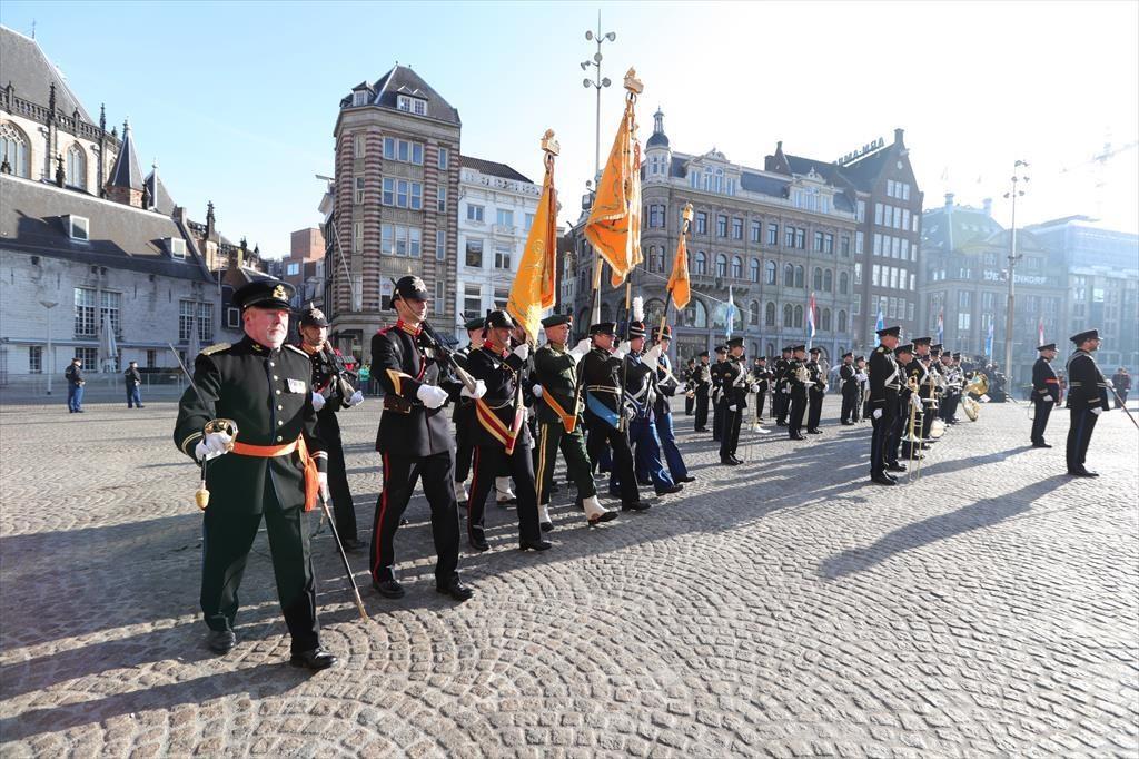 De president en zijn echtgenote waren, in aanwezigheid van koning Willem-Alexander en koningin Máxima, present bij de welkomstceremonie op de Dam in Amsterdam.