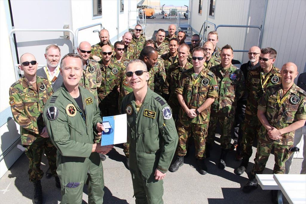323 squadron ontvangt Pionierscoin 28 maart 2017 09:41 Uit handen van de C-LSK, luitenant-generaal Dennis Luyt, ontving 323 squadron een Pionierscoin.
