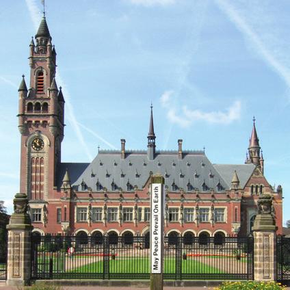 Studeren in Den Haag In Den Haag, stad van Vrede en Recht, zetelt de Nederlandse regering op het Binnenhof en is het Koningshuis alom vertegenwoordigd.