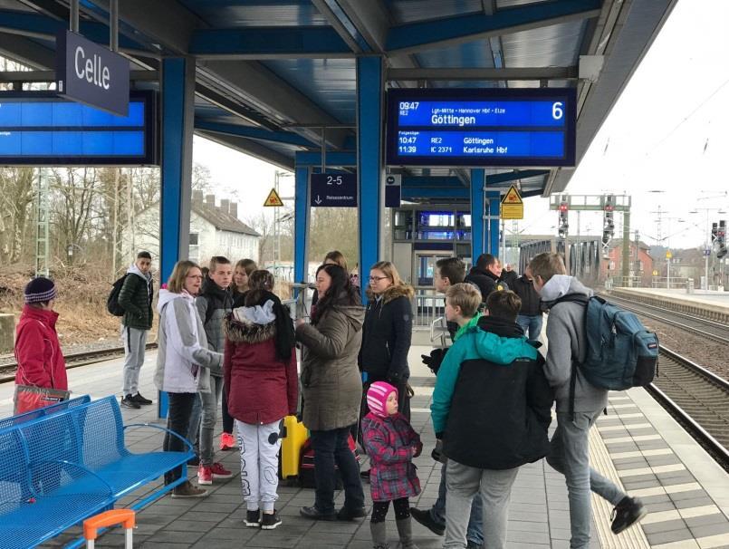 En toen de trein kwam begon de hel iedereen moest huilen. Wij hebben in de trein ook nog wel een traan laten vallen.