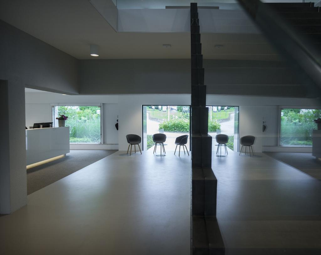 Ultraslanke hybride trap in glas en beton ABT heeft een surrealistisch slanke trap van beton en glas gerealiseerd voor haar eigen hoofdkantoor in Velp.