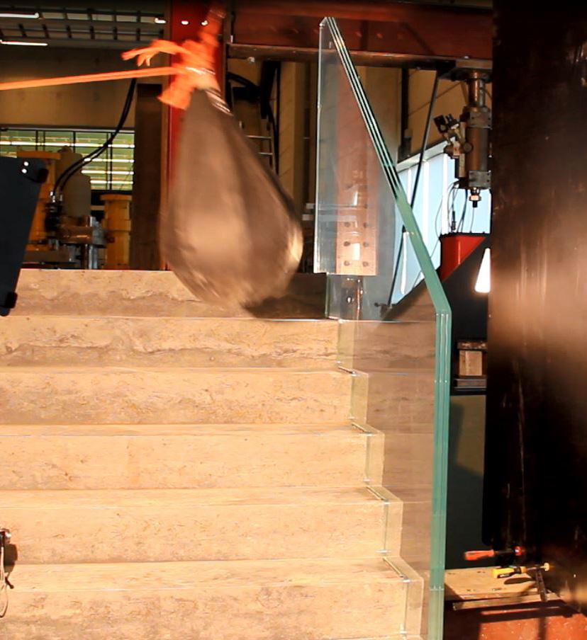 Testen Om het draagvermogen van de trap te kunnen garanderen, is voorafgaand aan het ontwerp van de trap de betonmortel met de vezels getest. Ook is het glas beproefd met een slingerproef.