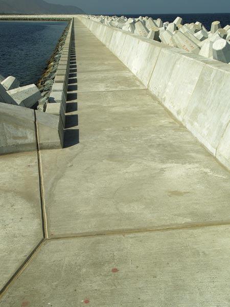 Activiteitenverslag BUITEN DE EUROZONE Zeemachtbasis Fujairah - VAE In de Verenigde Arabische Emiraten, Bahrein en Oman In november 2003 werd door Six Construct de «Third Bridge Crossing» geleverd.