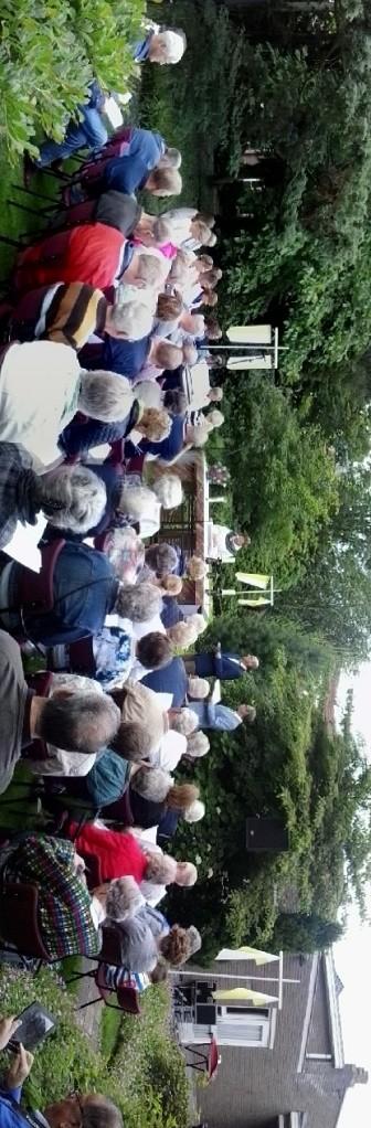 Zondagmiddag, 19 juni om 15.00 uur: Gebedsviering in de tuin van de pastorie. Het Thema was Wie zeggen de mensen dat ik ben? De voorgangers waren Carin Timmerman, Laurens van Urk en Gustaaf Boerjan.