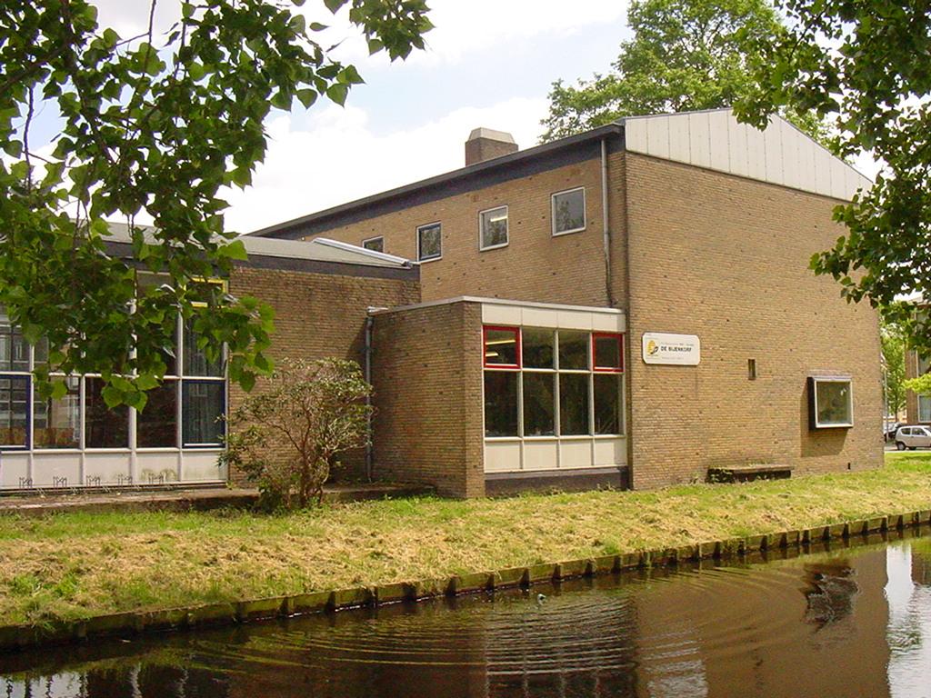 5.4 R.K. basisschool De Bijenkorf R.K. basisschool De Bijenkorf is gevestigd in een gebouw aan het Aalberseplein 5-6.