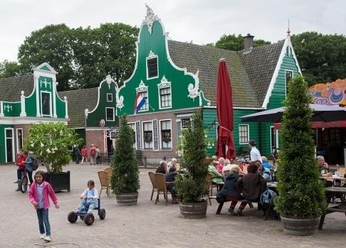 . DINSDAG 1 AUGUSTUS (TER KENNISGEVING) OPENLUCHTMUSEUM ARNHEM Begin juni hebben we een ander uitstapje gemaakt vanwege het slechte weer. Daarom gaan we vandaag alsnog naar Arnhem.