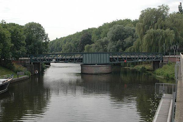 26 Je vaart vanaf de Ertveldplas onder de spoorbrug door op weg naar de roeivereniging.