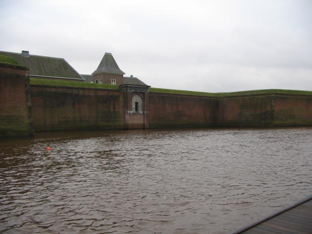 28 Je vaart (in een roeiboot) op de Dommel en je komt deze brug tegen.