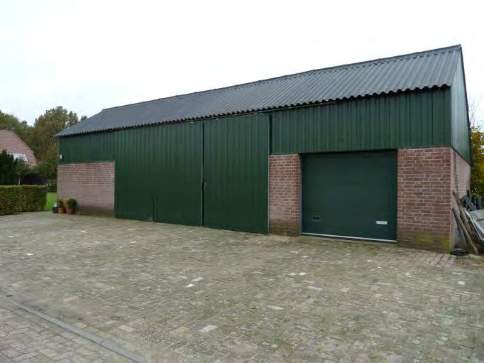 Schuur/garage Achter de woning is een in 2003 gebouwde schuur met inpandige garage aanwezig van ca. 15,60x8,00 mtr= ca. 125 m².