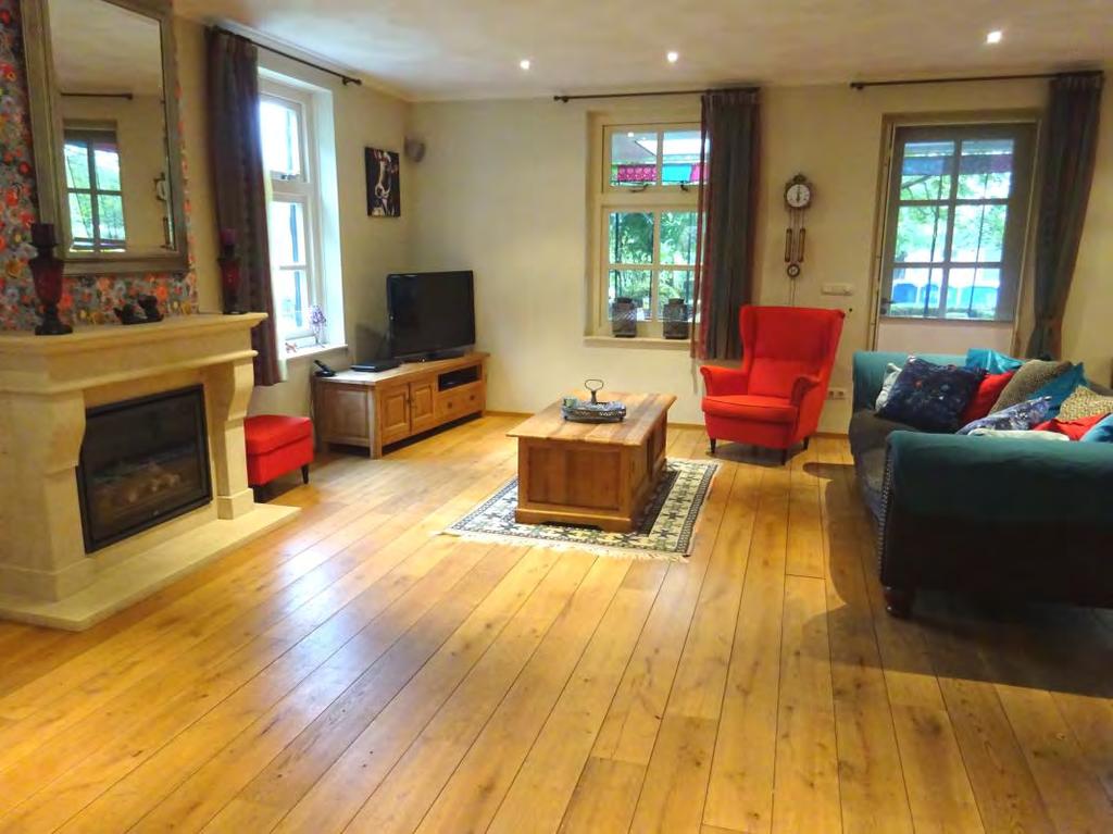 Deze woonkamer is voorzien van een fraaie eiken houten vloer, net afgewerkte
