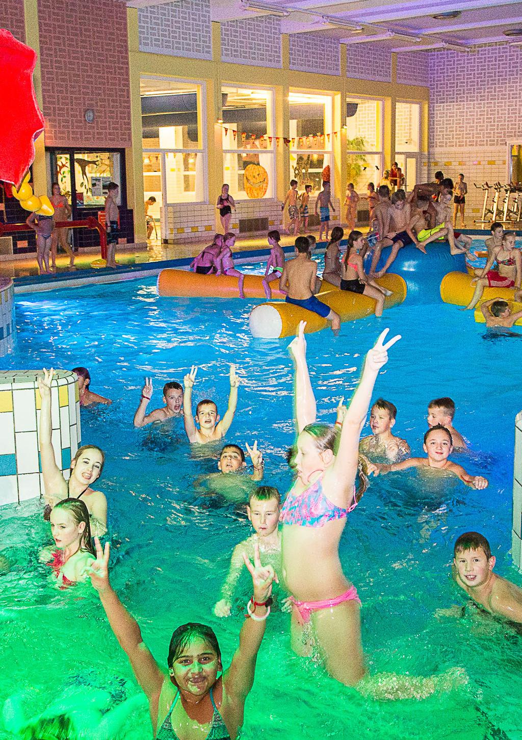 Disco in het zwembad Gezellige disco in het zwembad, zwemmen in wedstrijd-, recreatie- en instructiebad.