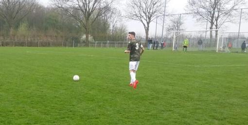 met zijn mindere rechter been beheerst binnen. OFB denkt dat de buit binnen is en gaat wat rustiger voetballen en dit resulteert dat NSVV langzaam aan in de wedstrijd kan komen.