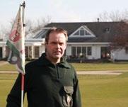 De groenprofessional kiest natuurlijk voor Heigo. << dan af en toe een grote, verklaart de hoofdgreenkeeper. Het gras ondervindt zo nauwelijks stress en blijft vitaal en gezond.