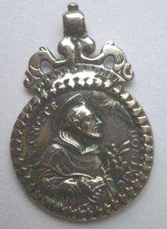 Deze medaille werd gemaakt uit zilver, ze dateren is niet zo eenvoudig aangezien er geen jaartal of stempels van de maker op voorkomen.