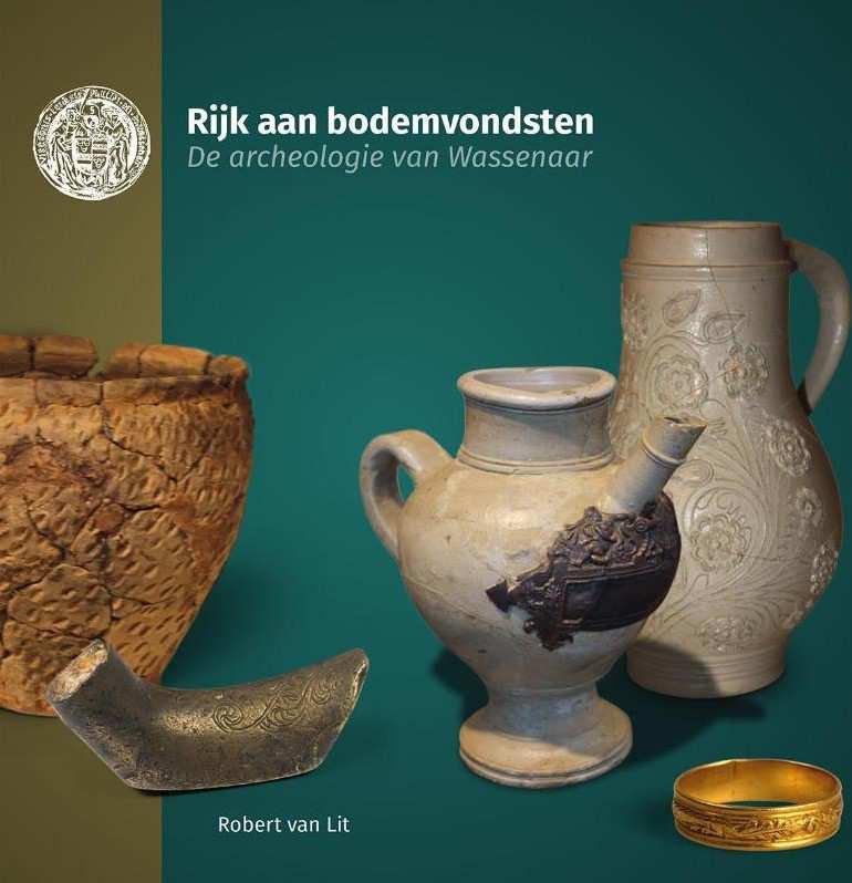 Vondsten en de historie van de opgravingen zijn nu samen gebracht in een mooi vormgegeven boek van auteur Robert van Lit.