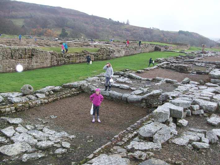 De plankjes uit Vindolanda waren dunner, van inheems hout gemaakt en beschreven met inkt. Ze dateren uit de late jaren negentig, voor de bouw van de Wall.