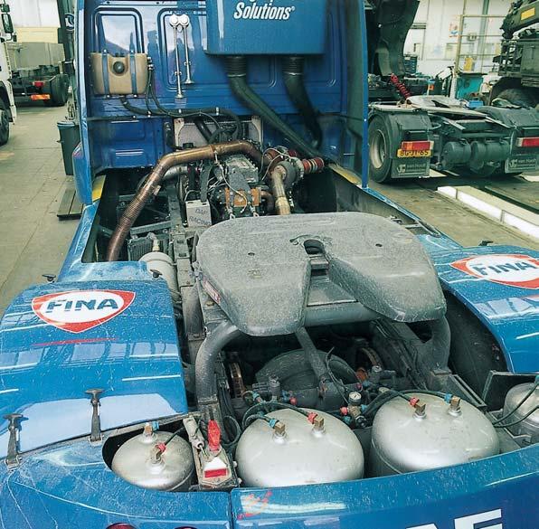 BEDRIJFSAUTO S Techniek DAF Fina Racetruck korte tijd (maximum toerental bedraagt 2600 t/min) én fijn verneveld moet gebeuren. Daarbij is zwarte rook uit de uitlaat not done.