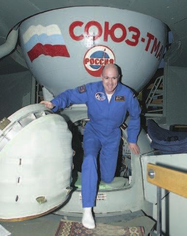 André Kuipers verlaat de Soyuz TMA simulator in Sterrenstad bij Moskou. [ESA] Leroy Chiao goed ingespeeld zou zijn op kosmonaut Sharipov. Dit tweetal is nu voorbestemd voor Soyuz expeditie 10.