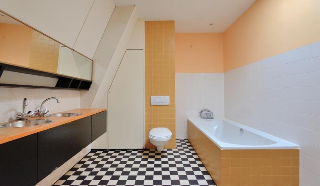 Badkamer : De badkamer is net als de overige vertrekken bereikbaar vanaf de overloop.
