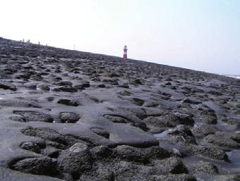 ring van het werk geplaatst op de buitenberm van de zeewering, centraal ten opzichte van het werk.