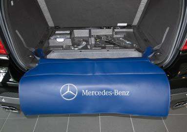 Bevestiging door singelbanden met klittenband. Gemaakt van vier lagen blauw sandwichmateriaal. Met imago bevorderende opschrift "AMG GT". Afmetingen: ong.