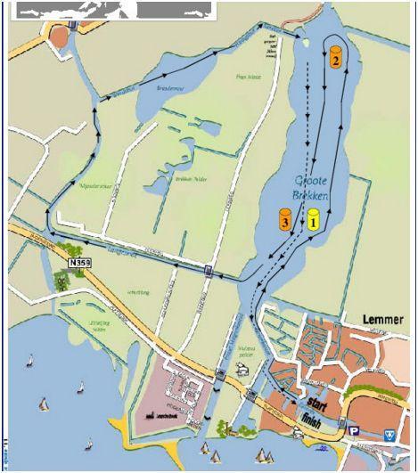 Na de keerboei met wind tegen zakt de snelheid nog verder in. Uiteraard halen we het grootste deel van het deelnemersveld in, ook met 8 man, maar dat gaat met pijn en moeite.