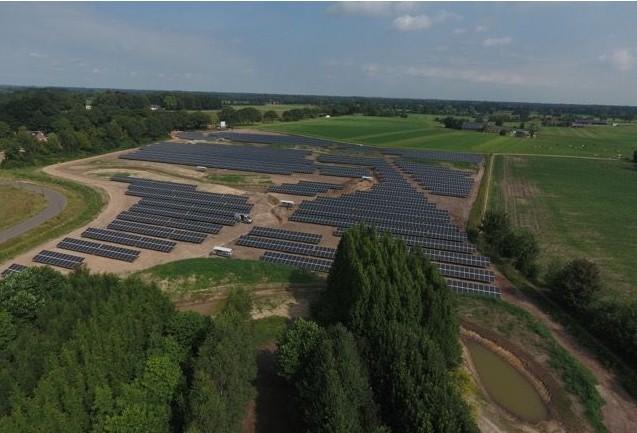 Op een terrein van 7 hectare groot wordt zonnepark De Kwekerij gerealiseerd, waar een functiecombinatie van recreatie en innovatieve toepassingen van zonne-energie wordt toegepast.