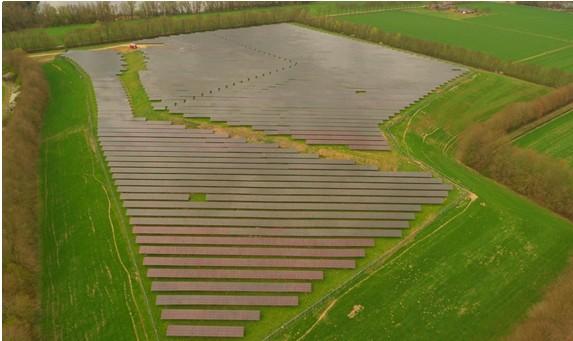 Figuur 5 Zonnepark De Kwekerij, Hengelo (Gld) Op de voormalige vuilstort in het Achterhoekse Azewijn is een terrein van ruim 8 hectare vol gebouwd met 36.