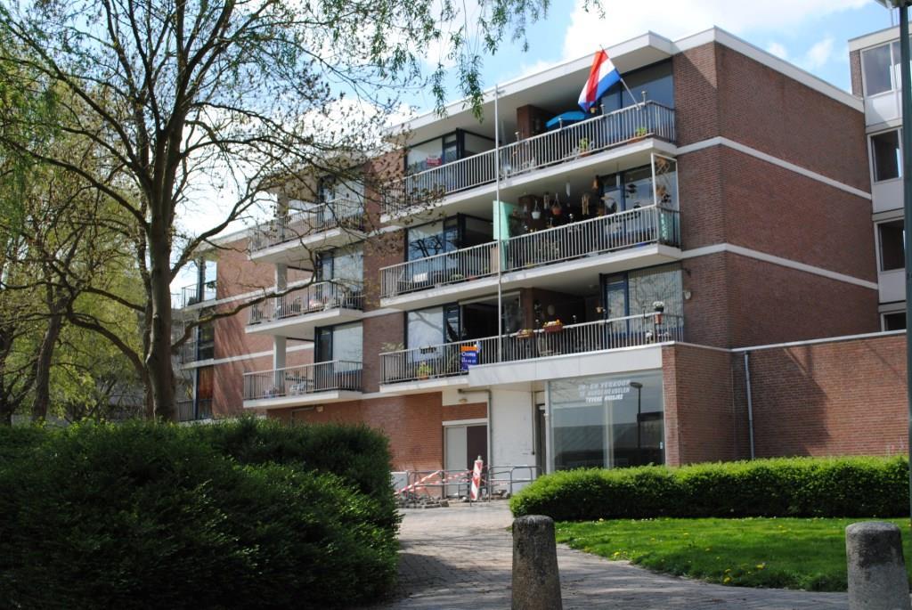 Wonen en leven in het appartement Rivierenplein 138 te Dordrecht betekent: Betaalbaar wonen; Wonen en leven in een verzorgd complex; Wonen in een hartstikke leuk appartement met o.a. een luxe inbouwkeuken en een heerlijk groot balkon (ca.