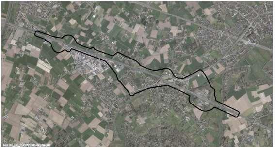 De omliggende invloedszone bepaalt de laterale reikwijdte van het studiegebied dwars op het tracé en strekt zich minstens uit tot de nabije geluidsgevoelige zones voor receptor mens (woningen,