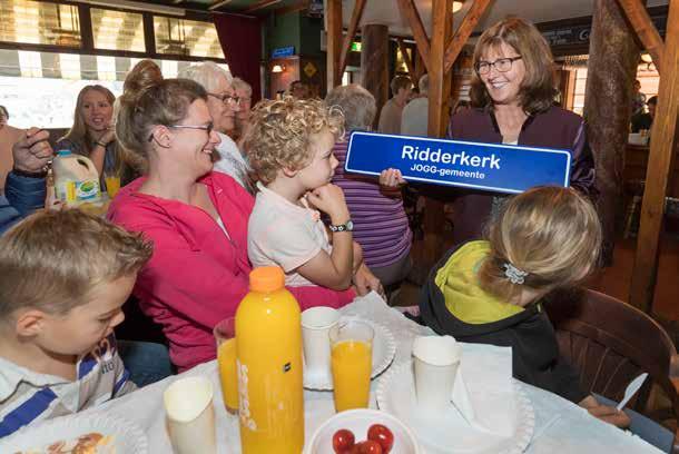 Wethouder Tineke Keuzenkamp nam het officiële Jongeren Op Gezond Gewicht-bord in ontvangst. Ridderkerk zet zich in om kinderen veel te laten bewegen en gezond te laten eten.