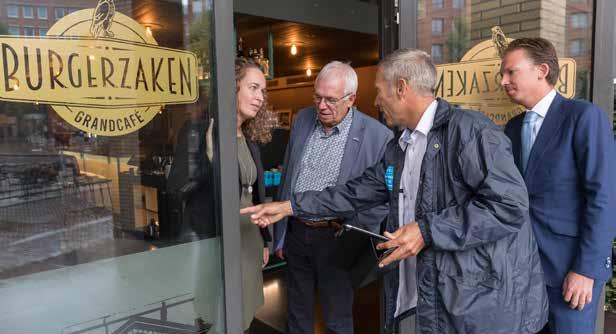 Wethouder Marten Japenga (duurzaamheid), voorzitter Rob van Tulder van de Ridderkerkse Fairtrade-werkgroep, en Rob Schmidt van koffieleverancier Pelican Rouge, namen de drankenautomaat in de hal van