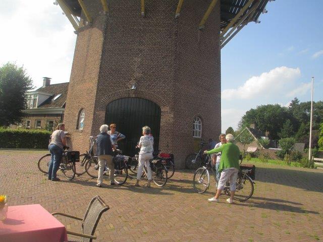 De stemming zat er al lekker in om 11 uur de fietsen afgeladen en we vertrokken vanuit Zwolle binnendoor
