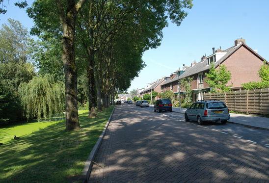 Extra ruime gezinswoning met veel lichtinval Bijzonder goed onderhouden tussenwoning met veel lichtinval en ruimte.