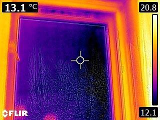 6.1.4. BEGLAZING Gedurende de opname kwam naar voren dat er houten kozijnen en draaiende delen zijn die nog voorzien zijn van enkele beglazing. Dit is het geval op de eerste verdieping.