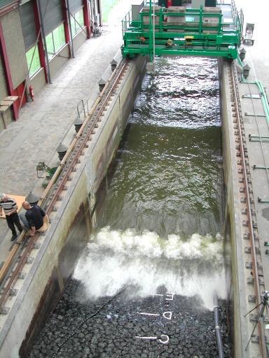 augustus 2007 H4635 Kennisleemtes Steenbekledingen Stabiliteit ingegoten basalt en afschuiving ondergrond Dit rapport bestaat uit twee hoofdstukken waarin het onderzoek naar de twee onderzochte