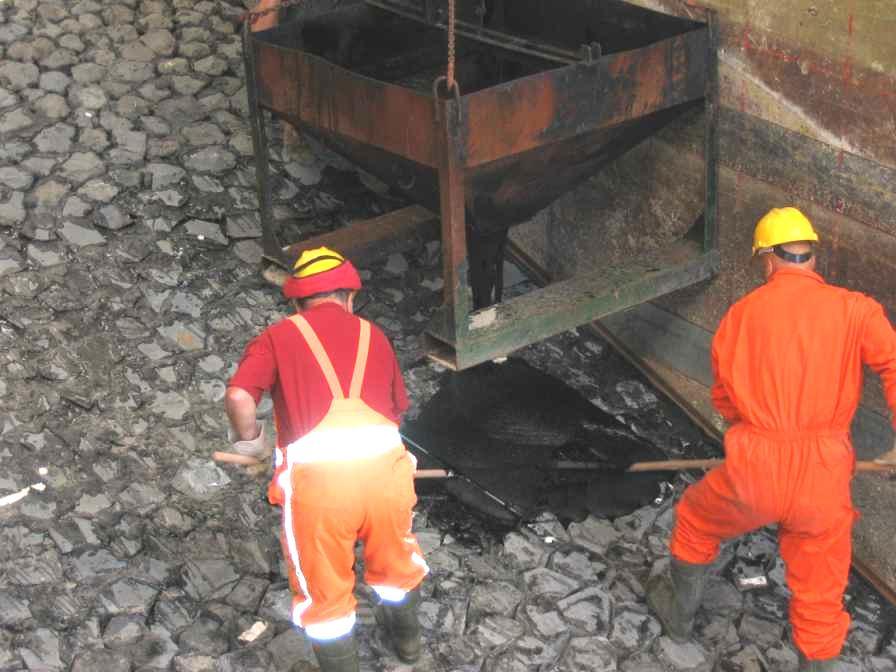 augustus 2007 H4635 Kennisleemtes Steenbekledingen Stabiliteit ingegoten basalt en afschuiving ondergrond losgetrokken, de asfalt uit de spleten werd meegetrokken.