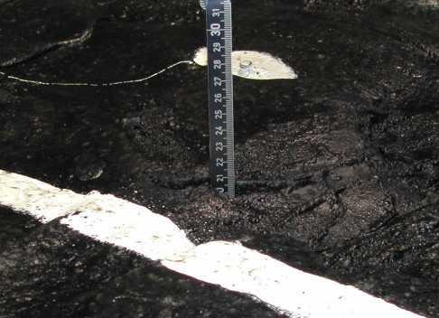 augustus 2007 H4635 Kennisleemtes Steenbekledingen Stabiliteit ingegoten basalt en afschuiving ondergrond (in het midden van de goot).