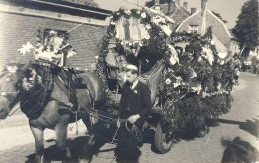 44; Bevrijdingsfeesten 1946. Groep in detorenstraat.