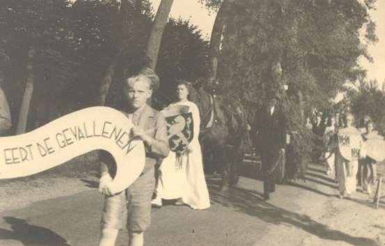 Bevrijdingsfeesten 1946. Groep 'Nederland eert de gevallenen'.